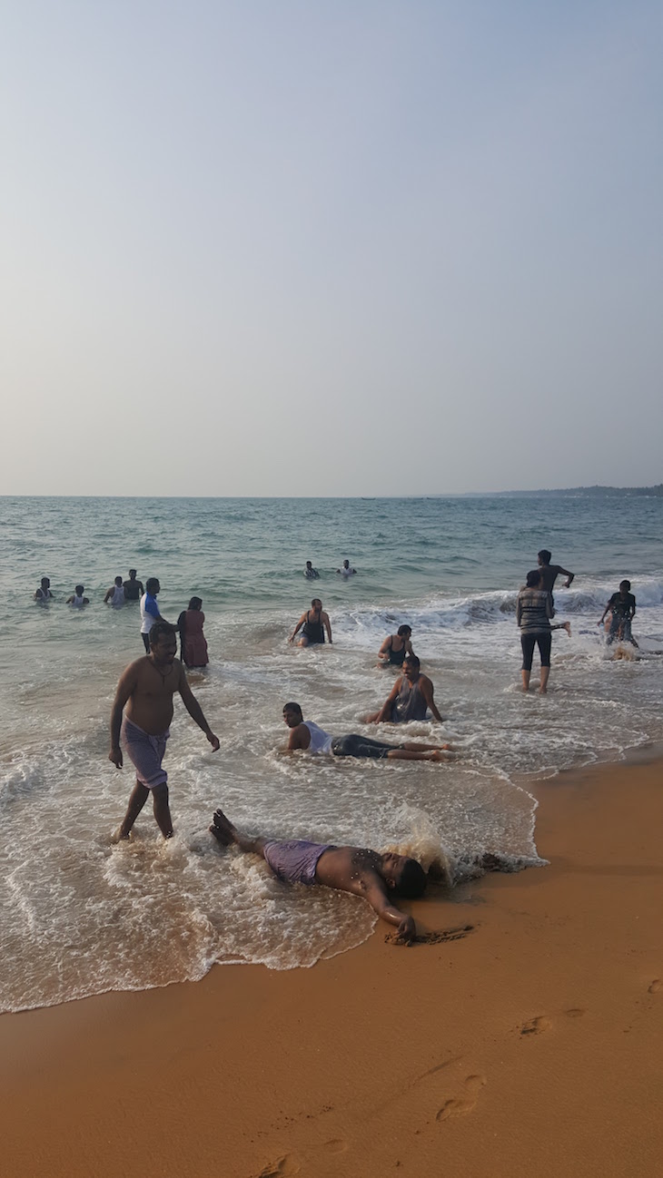 Diversão na Praia de Kovalam em Kerala, India © Viaje Comigo