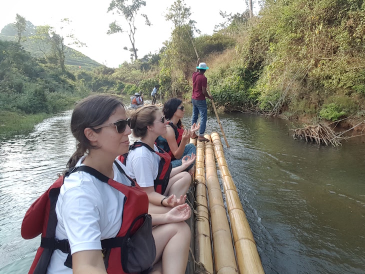 Ioga em Bamboo Rafting, Kerala © Viaje Comigo