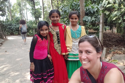 Susana Ribeiro a caminho das Grutas Edakkal, Kerala, India © Viaje Comigo