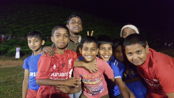 Meninos no jogo de futebol, Kerala © Viaje Comigo