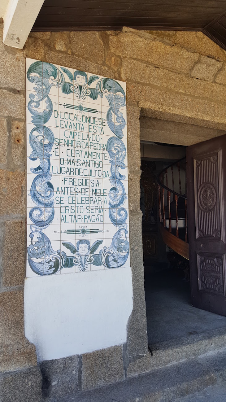 Painéis na entrada da Capela do Senhor da Pedra, Vila Nova de Gaia © Viaje Comigo ®