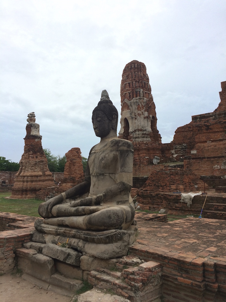 Buda em Wat Maha That, Ayutthaya, Tailândia © Viaje Comigo