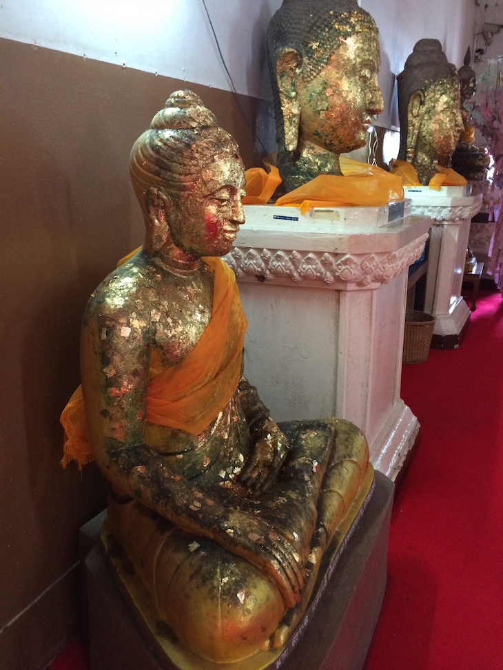 Budas com folha de ouro no Wat Phra Si Samphet Thong, Ayutthaya, Tailândia © Viaje Comigo