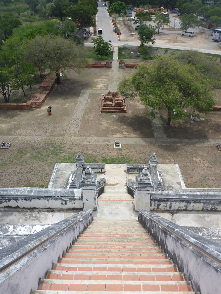 No topo de Wat Phu Khao Thong, Ayutthaya, Tailândia © Viaje Comigo