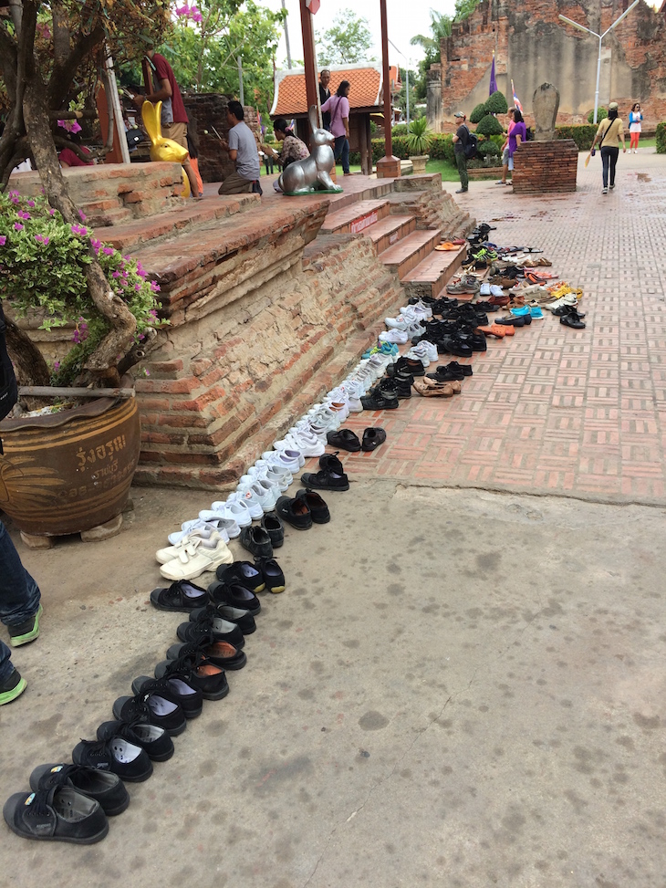 Oração no Wat Yai Chai Mongkhon, Ayutthaya, Tailândia © Viaje Comigo