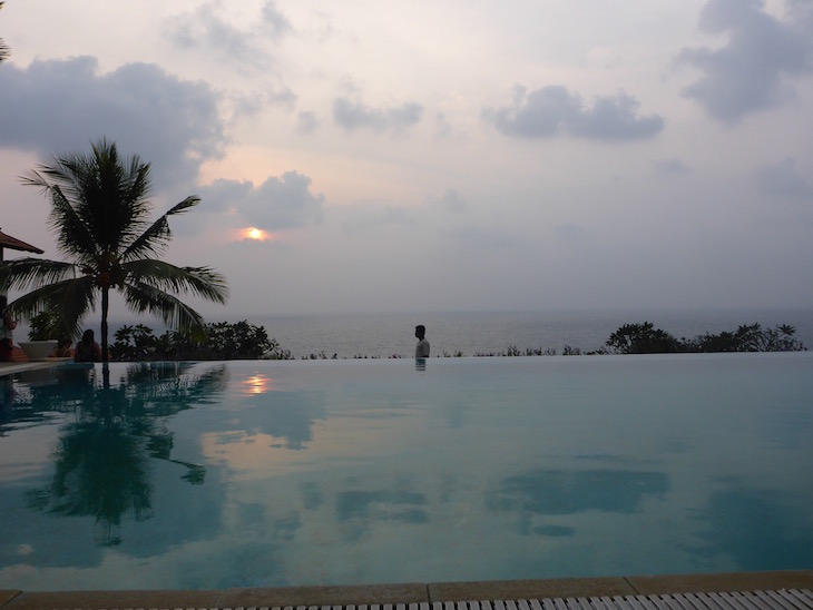 Piscina ao pôr do sol no The Leela Kovalam Kerala © Viaje Comigo