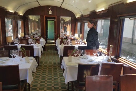 Uma das salas de restaurante do comboio presidencial © Viaje Comigo