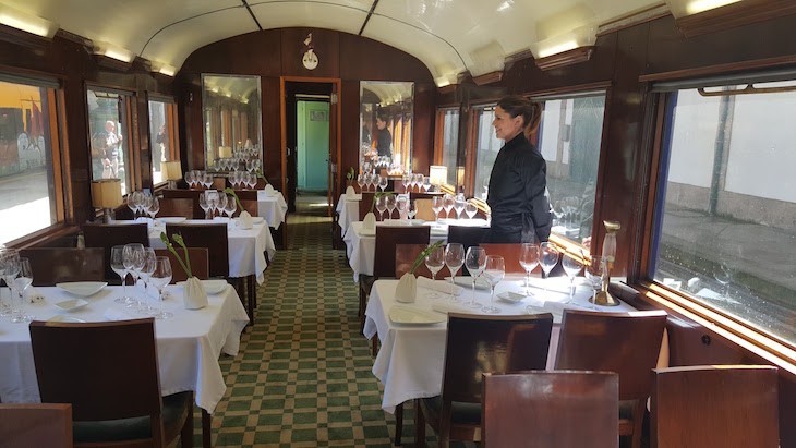 Uma das salas de restaurante do comboio presidencial © Viaje Comigo 