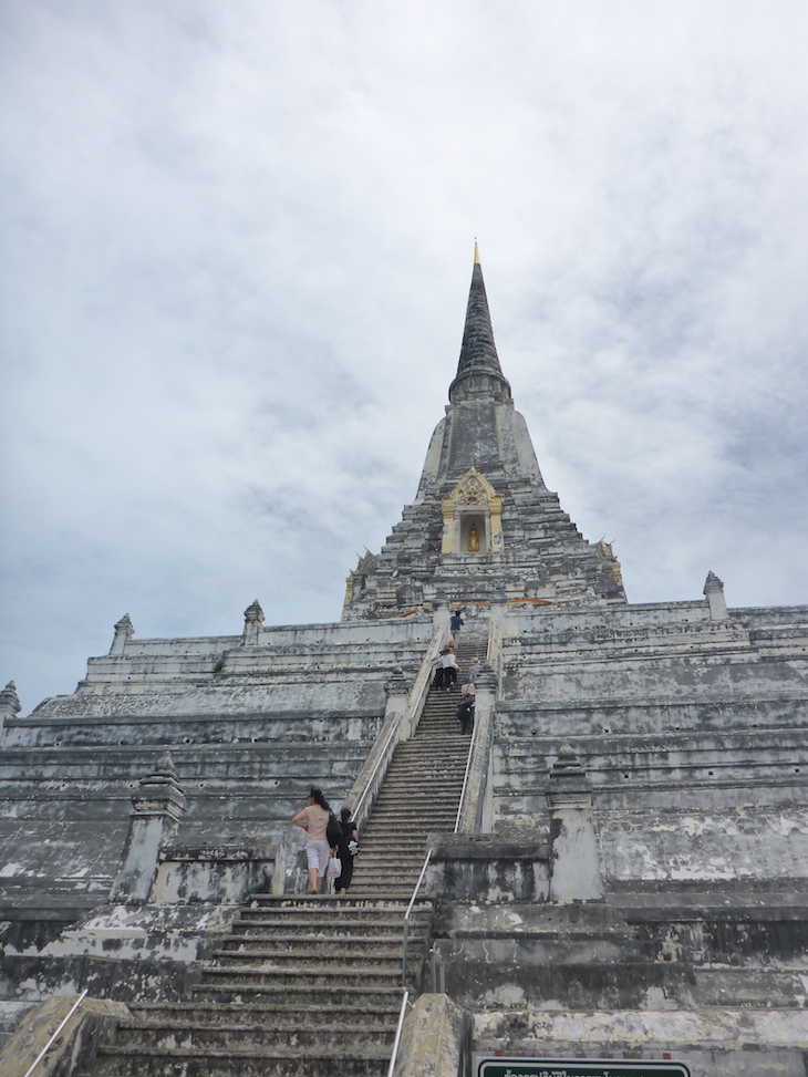 Subida para o Wat Phra Si Samphet, Ayutthaya, Tailândia © Viaje Comigo