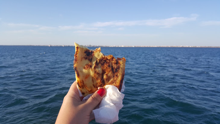 Pizza berbere no ferry boat - Djerba - Tunísia © Viaje Comigo