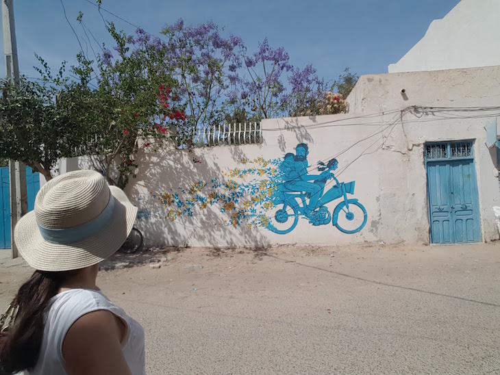 A ver obras de arte em Djerbahood, Erriadh, Djerba, Tunisia © Viaje Comigo