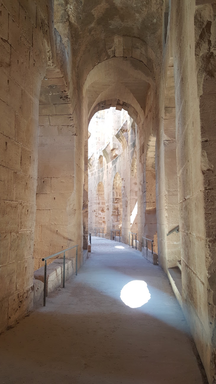 Nos corredores do Anfiteatro El Jem, Tunísia © Viaje Comigo
