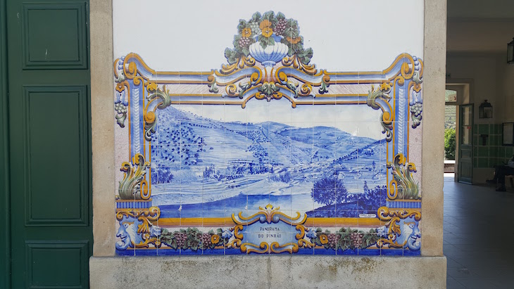 Azulejos na Estação do Pinhão © Viaje Comigo