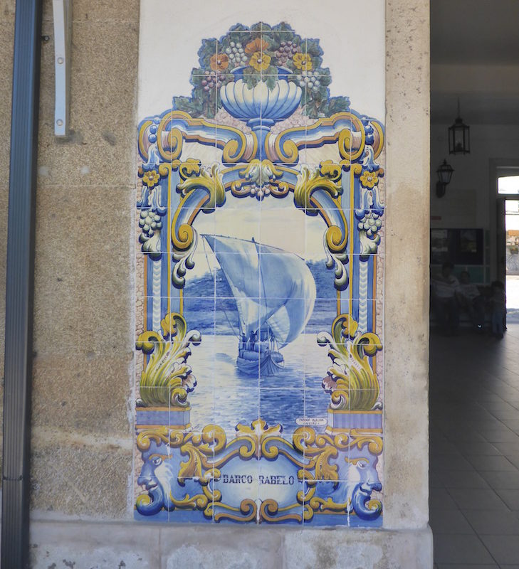Barco rabelo - Azulejos na Estação do Pinhão © Viaje Comigo