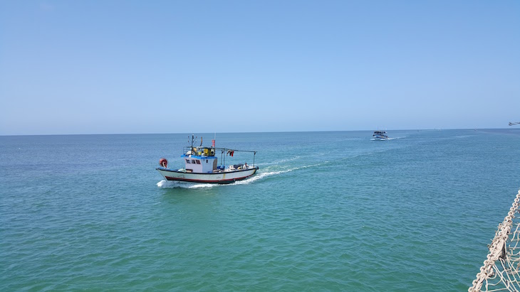 Barcos a virem da pesca : Ras R'Mal - Ilha dos Flamingos, Djerba, Tunísia © Viaje Comigo