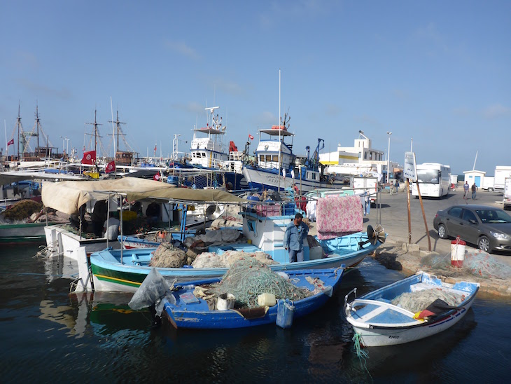 Barcos de pesca em Djerba, Tunísia © Viaje Comigo