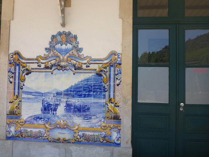 Carros de bois - Azulejos na Estação do Pinhão © Viaje Comigo