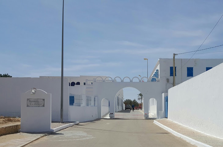 Entrada para o complexo da Sinagoga La Ghriba, Djerba, Tunísia © Viaje Comigo