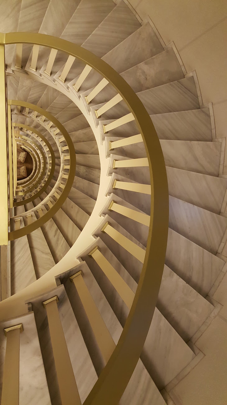 Escadas do Airotel Stratos Vassilikos Hotel, Atenas, Grécia © Viaje Comigo
