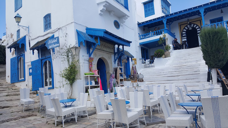 Esplanada em Sidi Bou Said, Tunísia © Viaje Comigo