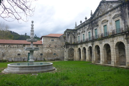 Fachada dos claustros e fonte do Mosteiro de Pombeiro, Felgueiras © Viaje Comigo