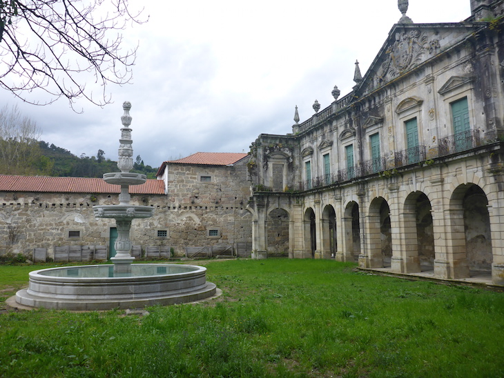Fachada dos claustros e fonte do Mosteiro de Pombeiro, Felgueiras © Viaje Comigo