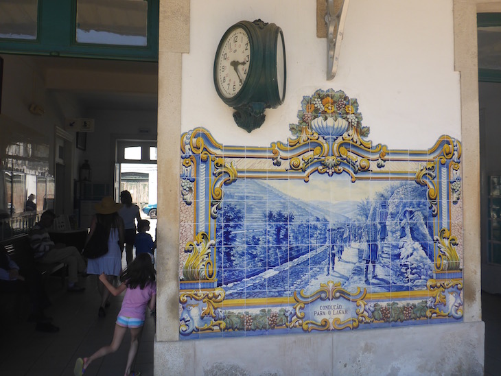 Ida para o lagar - Azulejos na Estação do Pinhão © Viaje Comigo