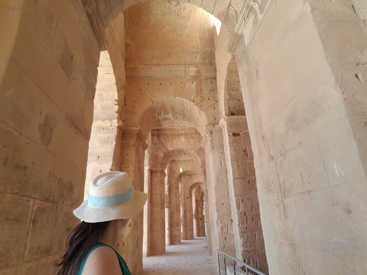 Nos corredores do Anfiteatro El Jem, Tunísia © Viaje Comigo