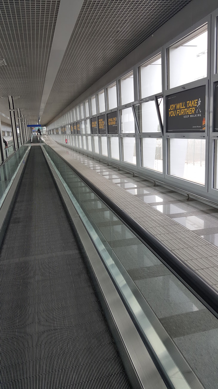 Passadeiras rolantes para Metro Aeroporto de Atenas, Grécia © Viaje Comigo