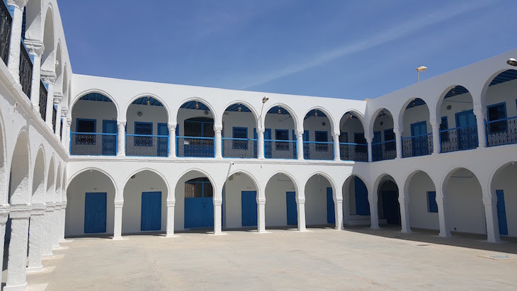 Pátio e albergue da peregrinação - Sinagoga La Ghriba, Djerba, Tunísia © Viaje Comigo