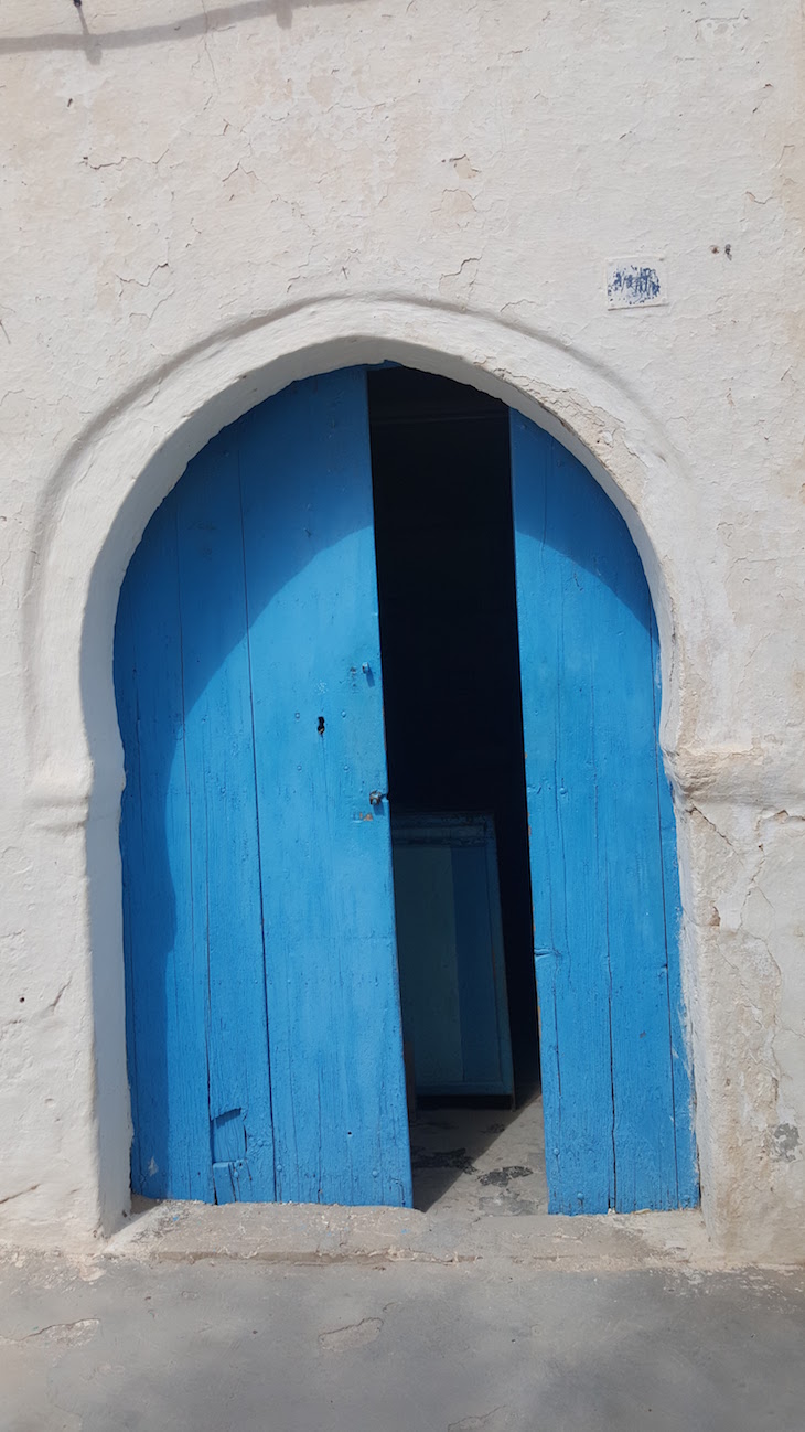 Porta azul de Erriadh, Djerba, Tunisia © Viaje Comigo