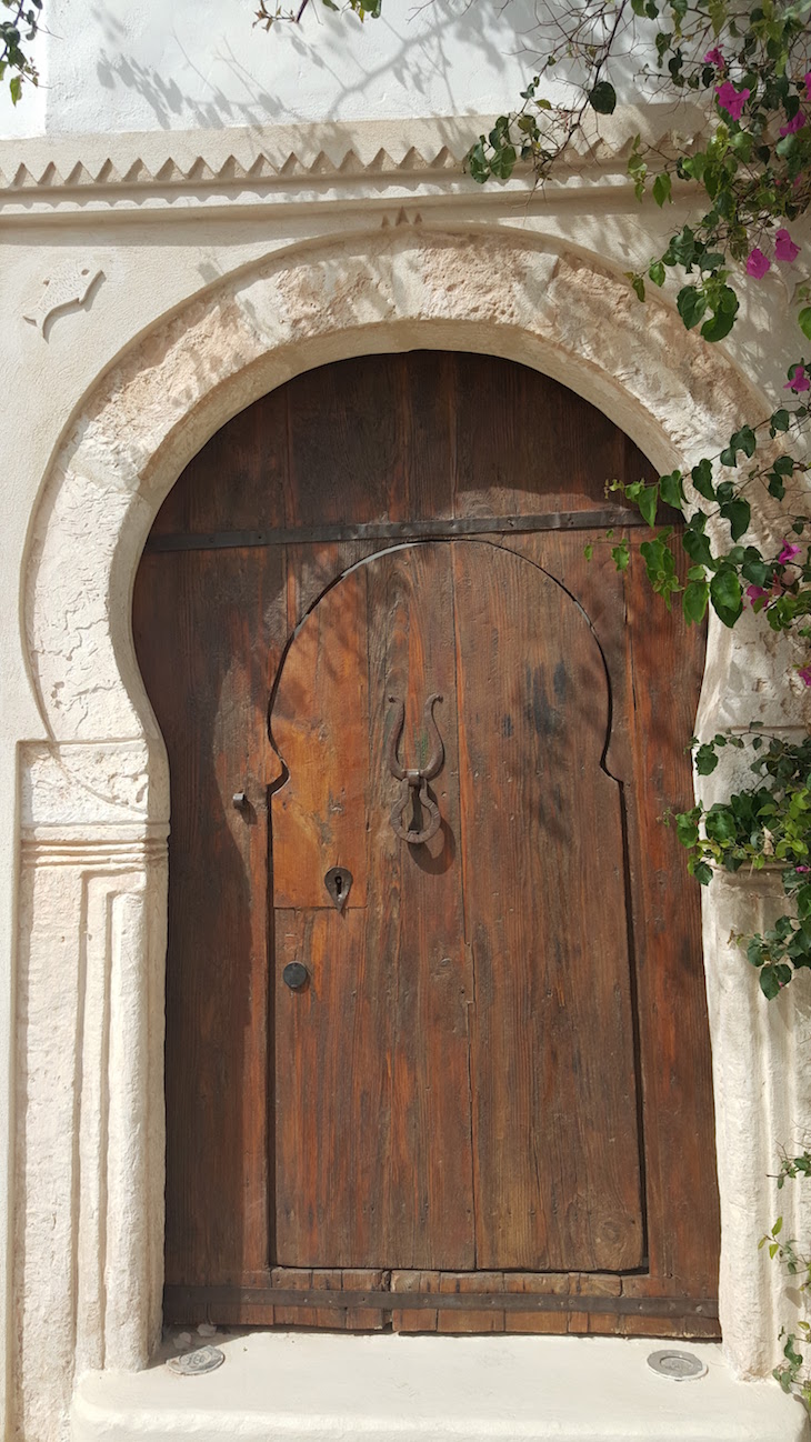 Porta madeira em Erriadh, Djerba, Tunisia © Viaje Comigo