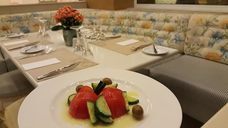 Salada no Restaurante Riva Airotel Stratos Vassilikos Hotel, Atenas, Grécia © Viaje Comigo