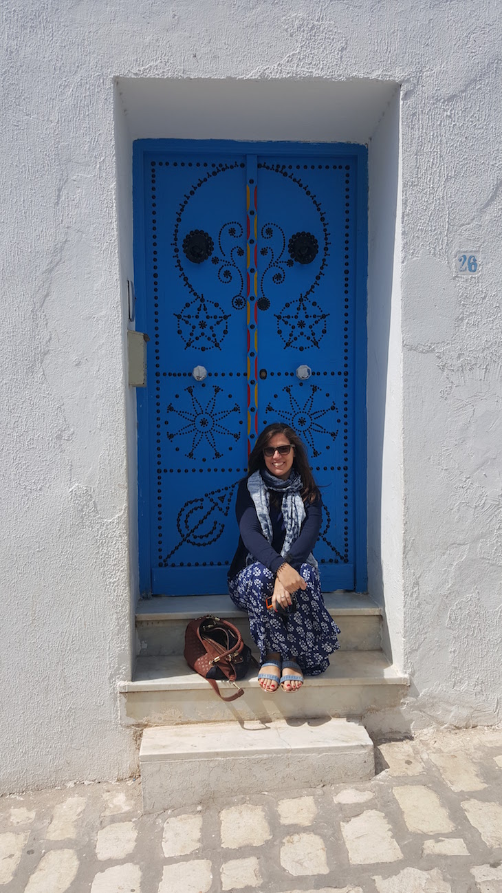 Susana Ribeiro na Porta em Sidi Bou Said, Tunisia © Viaje Comigo