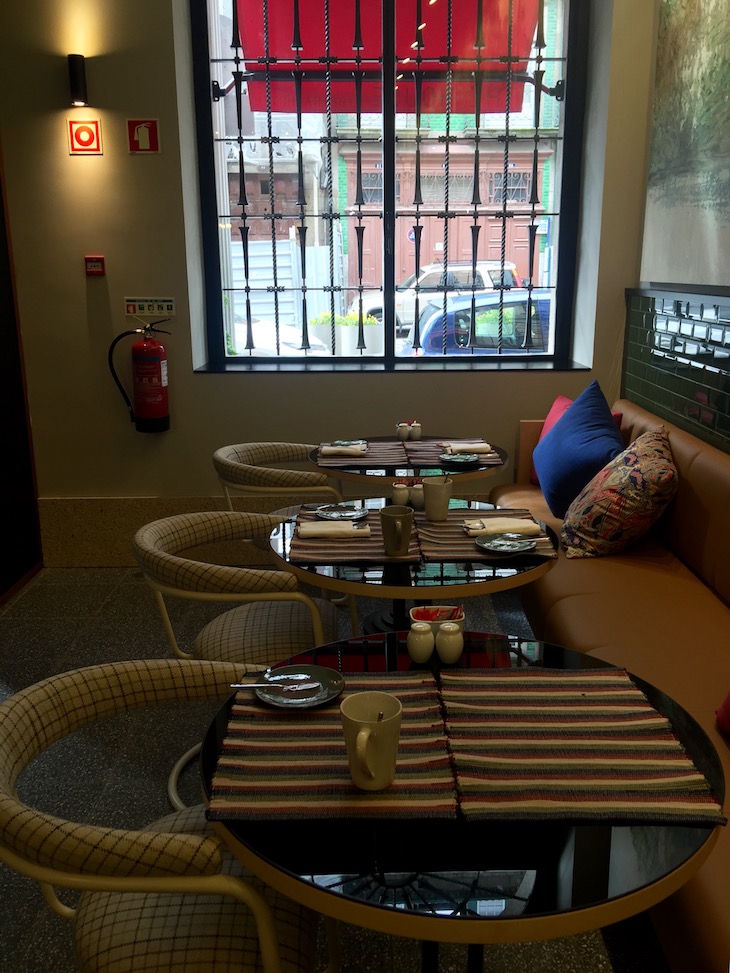 Decoração da sala dos pequenos-almoços no The House Ribeira Hotel © Viaje Comigo