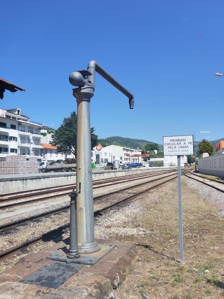 Água para arrefecer o comboio - Estação do Pinhão © Viaje Comigo