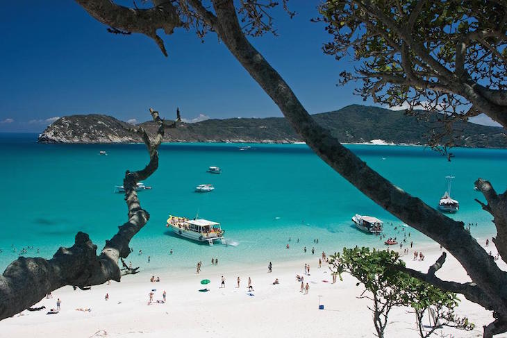 A Praia do Farol tem extensão de 5 Km, com picos de até 390 m de altitude. O local abriga as ruínas do velho farol, construído em 1833, e também a Fenda de Nossa Senhora, a Ponta do Focinho e o Farol Novo, contruído em 1861. Destaca-se, entre os atrativos do local a Gruta Azul, que localiza-se na parte Oeste da Ilha. A praia é ideal para a prática de mergulho e esportes náuticos em geral. Seu mar, lajes e ilhas são ótimos para pesca, inclusive a submarina, com grande variedade de peixes. A entrada na Praia do Farol só é permitida através da permissão da Marinha, em Arraial do Cabo. E o acesso se dá somente através do mar.Arraial do Cabo (RJ). Foto: Plínio Bordin