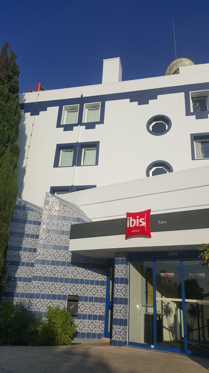 Entrada do hotel ibis Faro, Algarve © Viaje Comigo