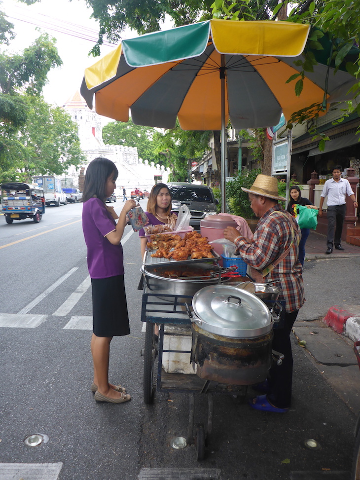 Frango frito na rua Banguecoque, Tailândia © Viaje Comigo