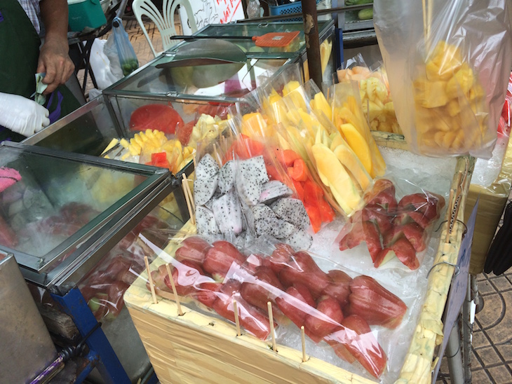 Fruta na rua em Banguecoque, Tailândia © Viaje Comigo