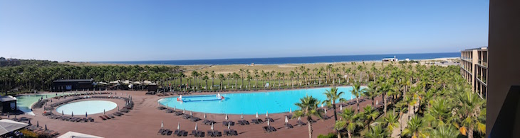 Panorâmica das piscinas no Vidamar Resort Algarve © Viaje Comigo
