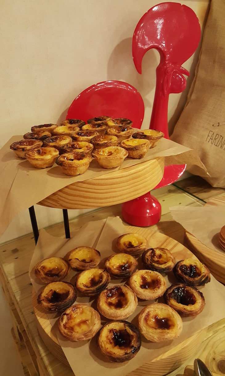 Pastéis de nata e Galo de Barcelos no Ibis Faro © Viaje Comigo