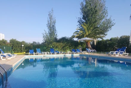 Piscina do ibis Faro, Algarve © Viaje Comigo