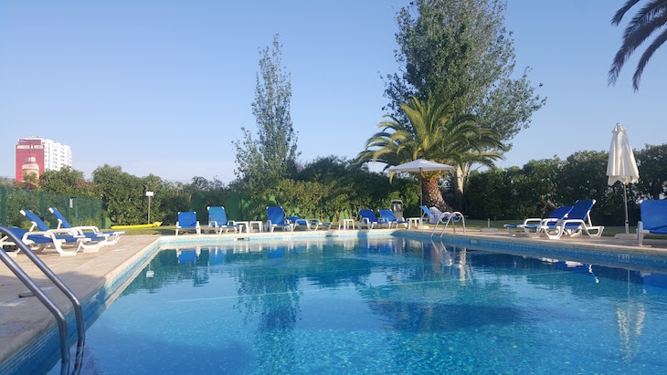 Piscina do ibis Faro, Algarve © Viaje Comigo