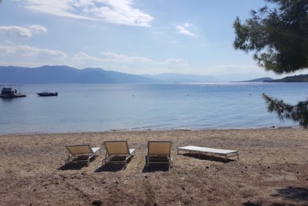 Praia com cadeiras - Club Med Gregolimano - Grécia © Viaje Comigo