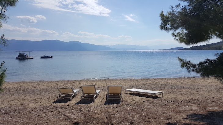 Praia com cadeiras - Club Med Gregolimano - Grécia © Viaje Comigo