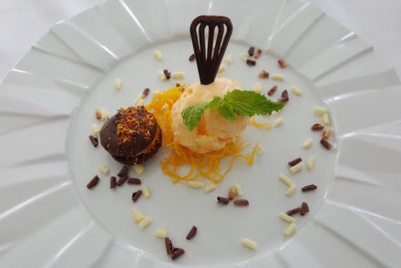 Sobremesa de sorvet de ovos moles e macarron © Viaje Comigo