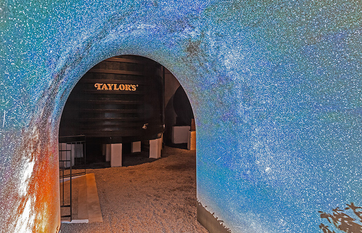 Túnel com fotografia da Via Láctea tirada a partir da Quinta de Vargellas, no Douro. - Direitos Reservados