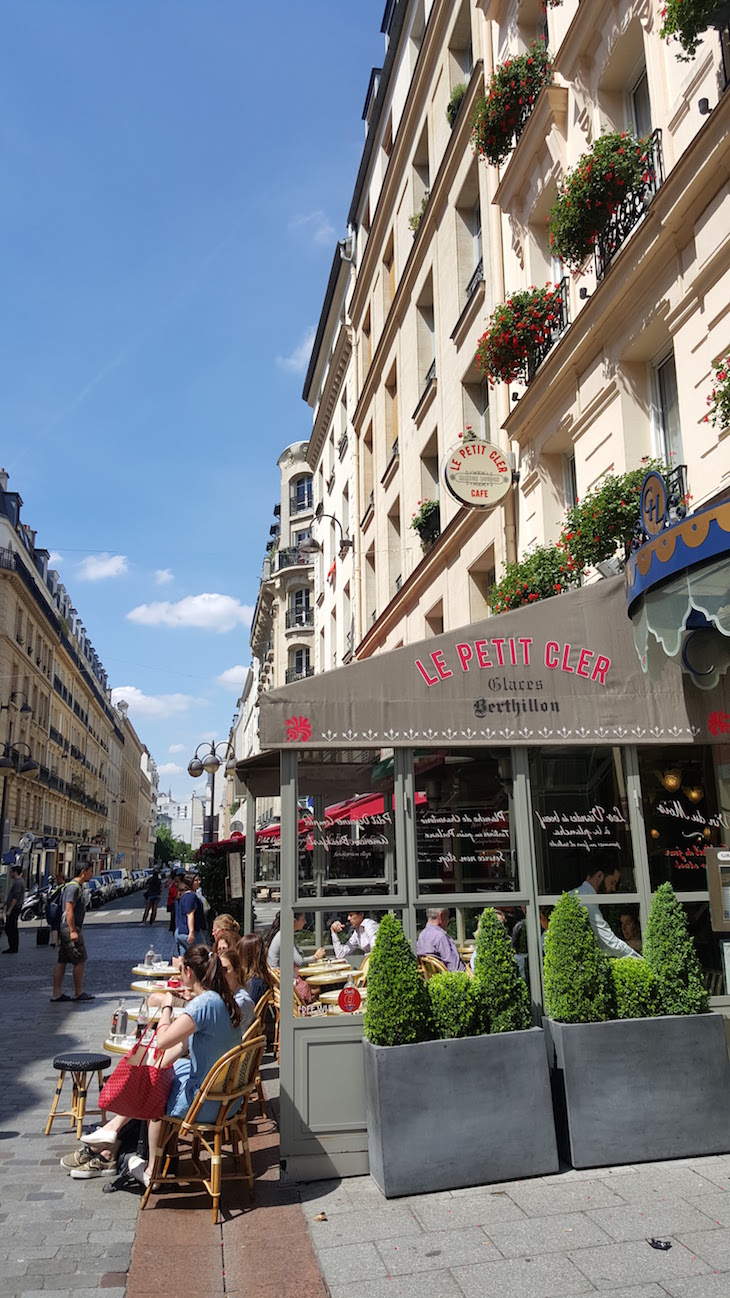 Eslanadas na Rua Cler, Paris © Viaje Comigo