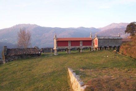 Espigueiros na Aldeia de Brufe © Viaje Comigo